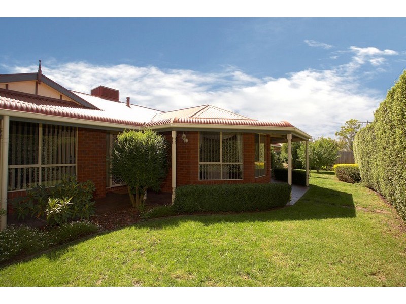 2 Gleneagles Drive, Melton VIC 3337