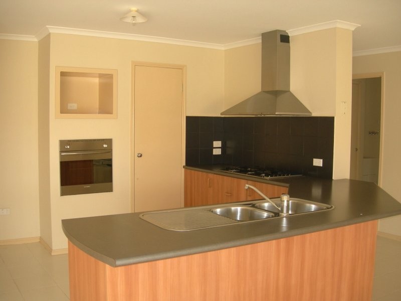 9 Hollydale Court, Melton VIC 3337