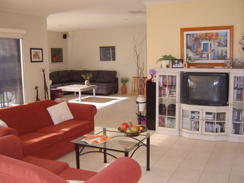 33 Meadowglen Drive, Melton VIC 3337