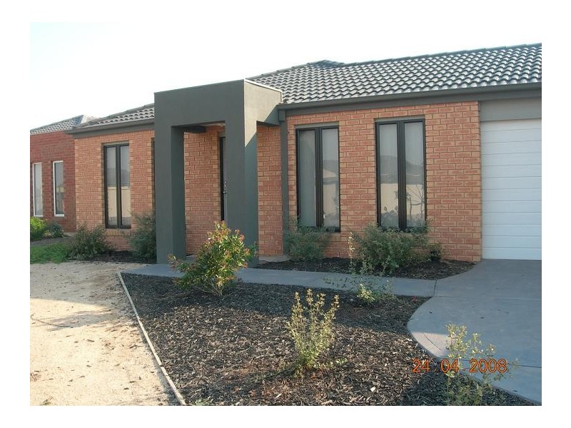 14 Sherwood Place, Melton VIC 3337