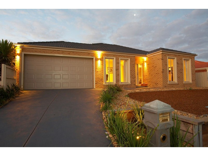 8 Viviannes Way, Darlingsford, Melton VIC 3337