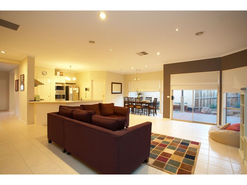 8 Viviannes Way, Darlingsford, Melton VIC 3337