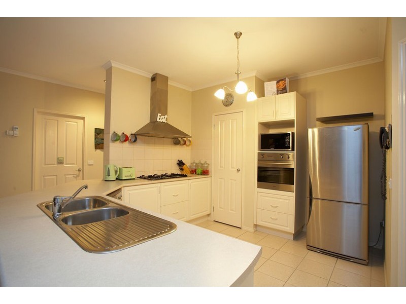 8 Viviannes Way, Darlingsford, Melton VIC 3337