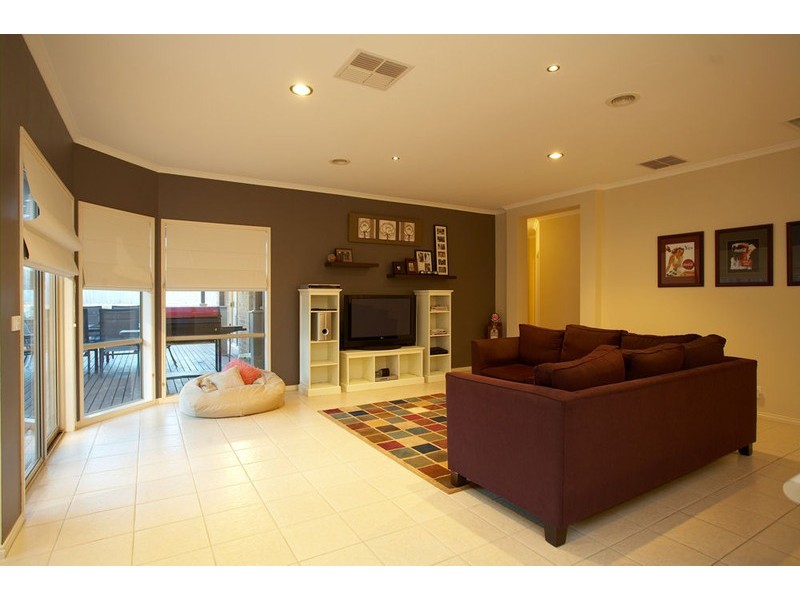 8 Viviannes Way, Darlingsford, Melton VIC 3337