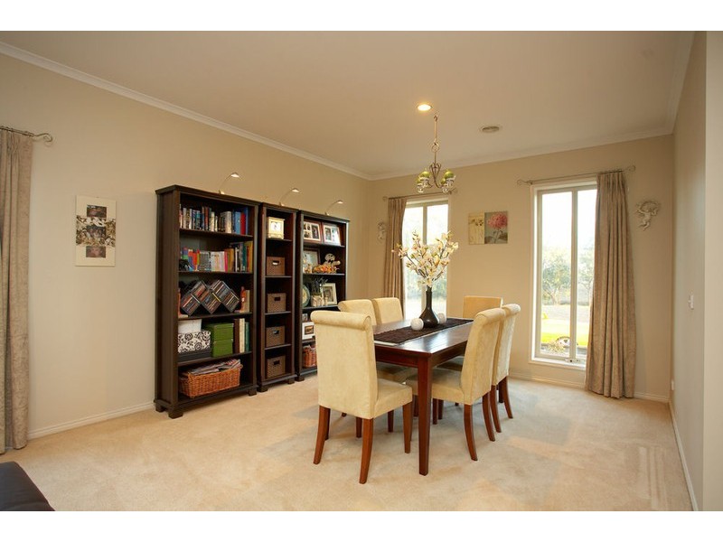 8 Viviannes Way, Darlingsford, Melton VIC 3337