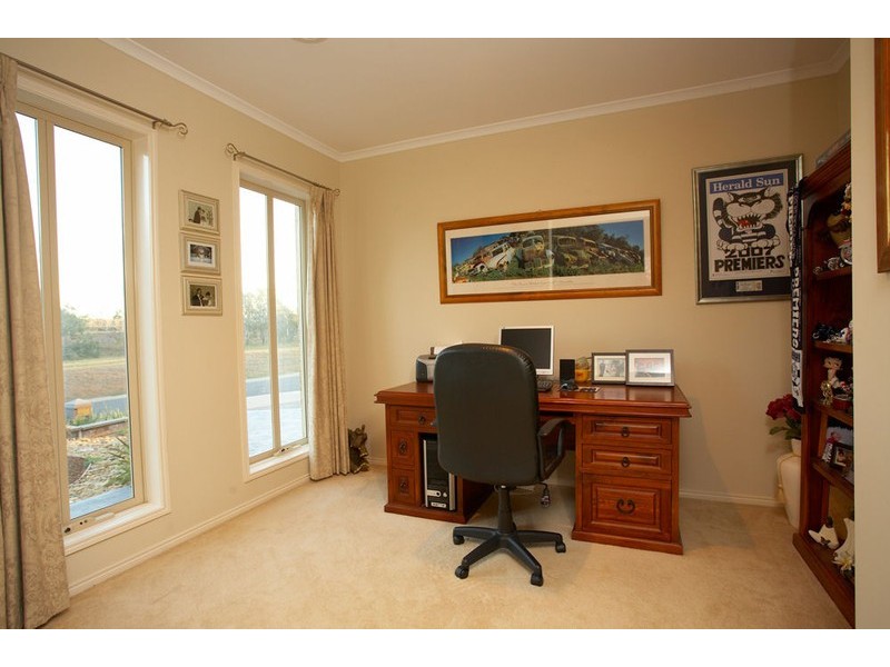 8 Viviannes Way, Darlingsford, Melton VIC 3337