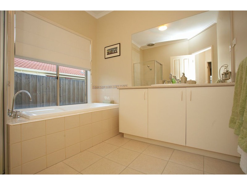 8 Viviannes Way, Darlingsford, Melton VIC 3337