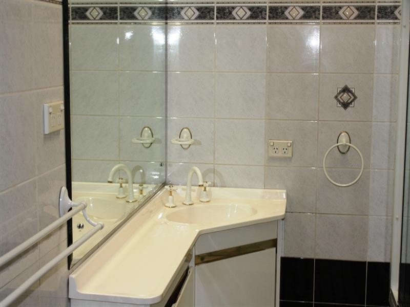 2 KNOX Street, Pendle Hill NSW 2145