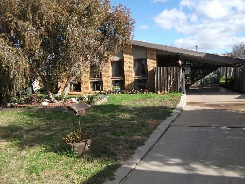 4 Johnston Crescent, Deniliquin NSW 2710
