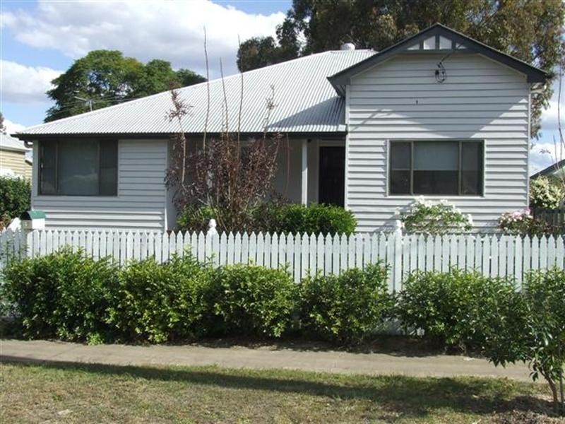 42 Bunya Street, Dalby QLD 4405