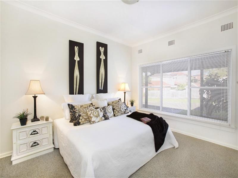 18 Noble Street, Rodd Point NSW 2046