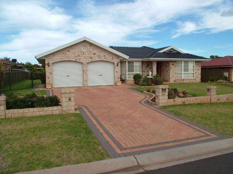 19 Ken McMullen Place, Dubbo NSW 2830
