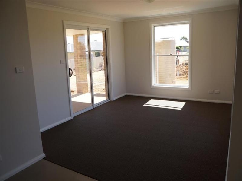 8 Dalbeattie Crescent, Dubbo NSW 2830