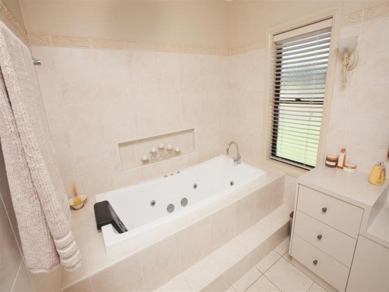 24 Lakeside Circuit, Dubbo NSW 2830