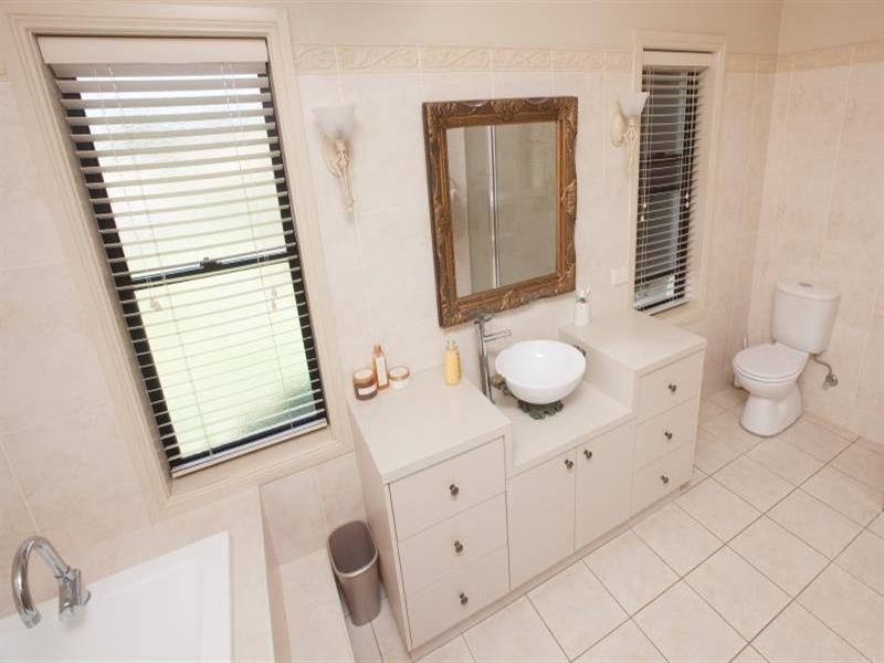 24 Lakeside Circuit, Dubbo NSW 2830