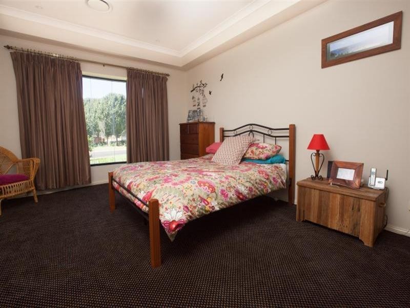 24 Lakeside Circuit, Dubbo NSW 2830