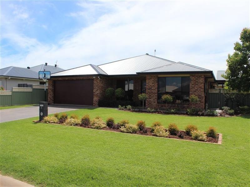 8 Holmwood Drive, Dubbo NSW 2830