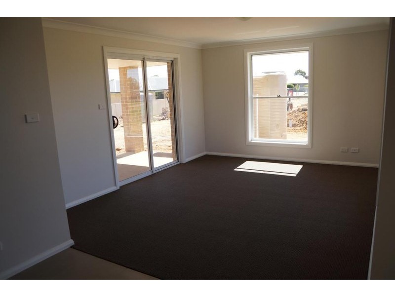 8 Dalbeattie Crescent, Dubbo NSW 2830
