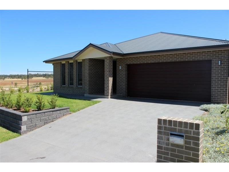 2 Champagne Drive, Dubbo NSW 2830