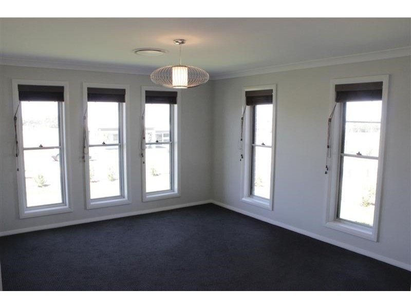 2 Champagne Drive, Dubbo NSW 2830