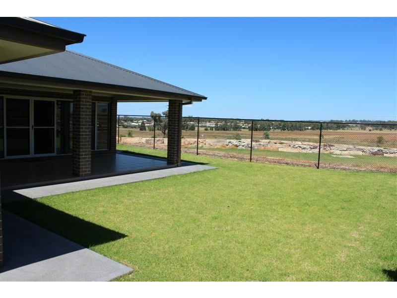 2 Champagne Drive, Dubbo NSW 2830