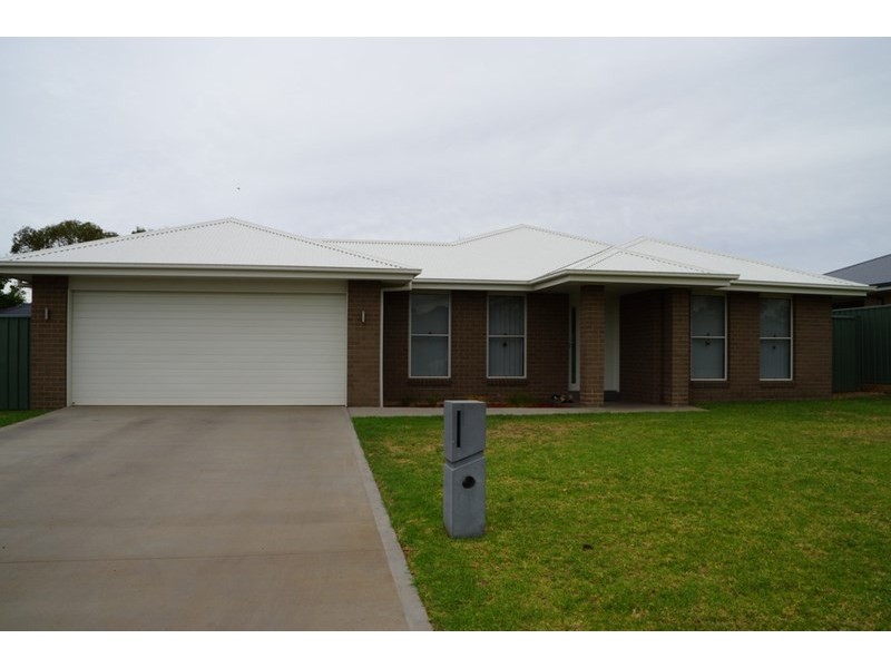 18 Lincoln Parkway, Dubbo NSW 2830