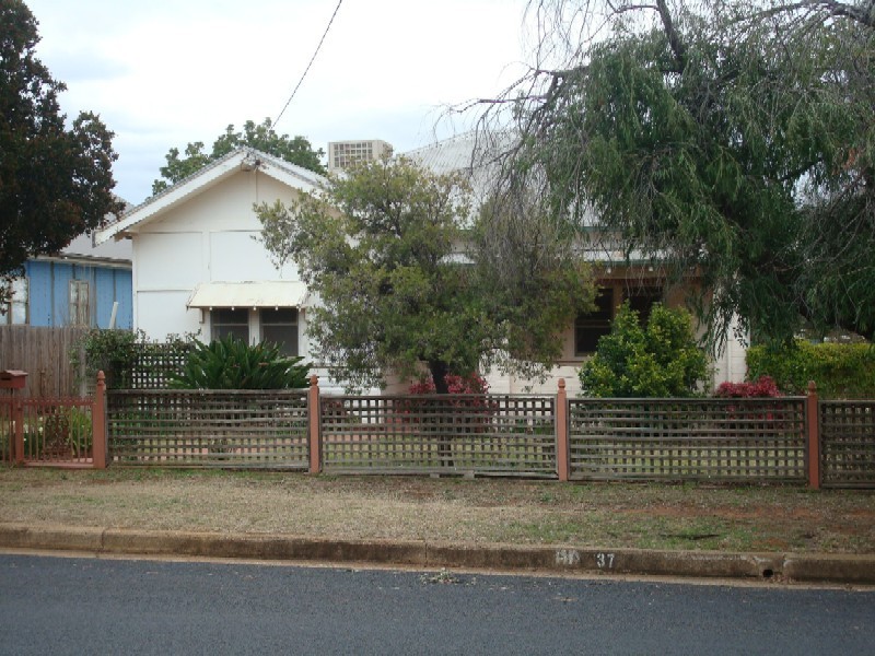 37 Sterling Street, Dubbo NSW 2830
