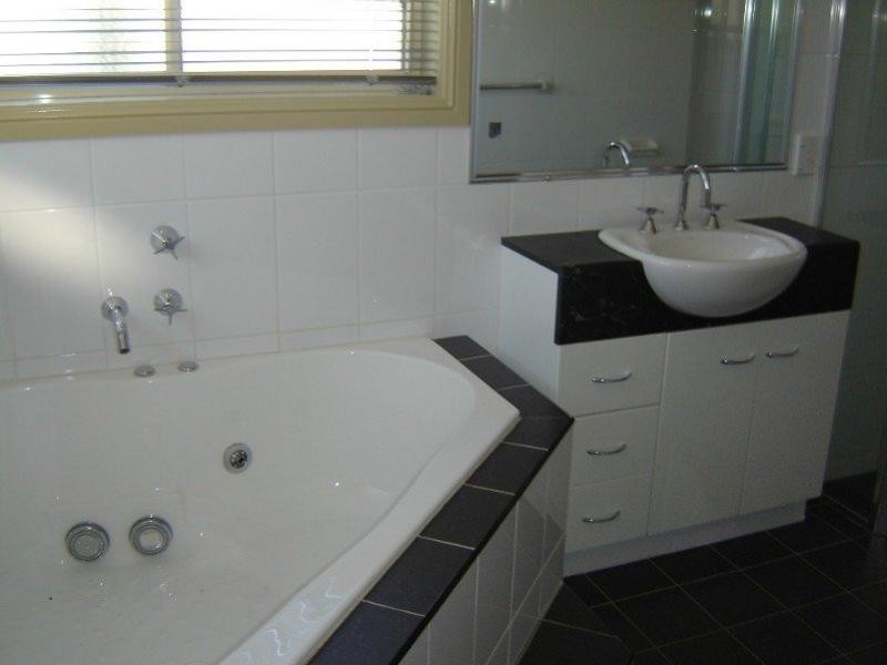 8 St Andrews Drive, Dubbo NSW 2830