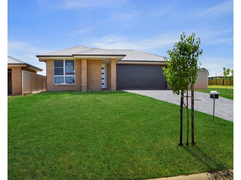 8 Dalbeattie Crescent, Dubbo NSW 2830