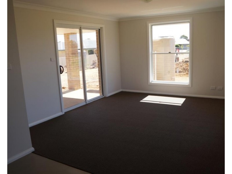 8 Dalbeattie Crescent, Dubbo NSW 2830