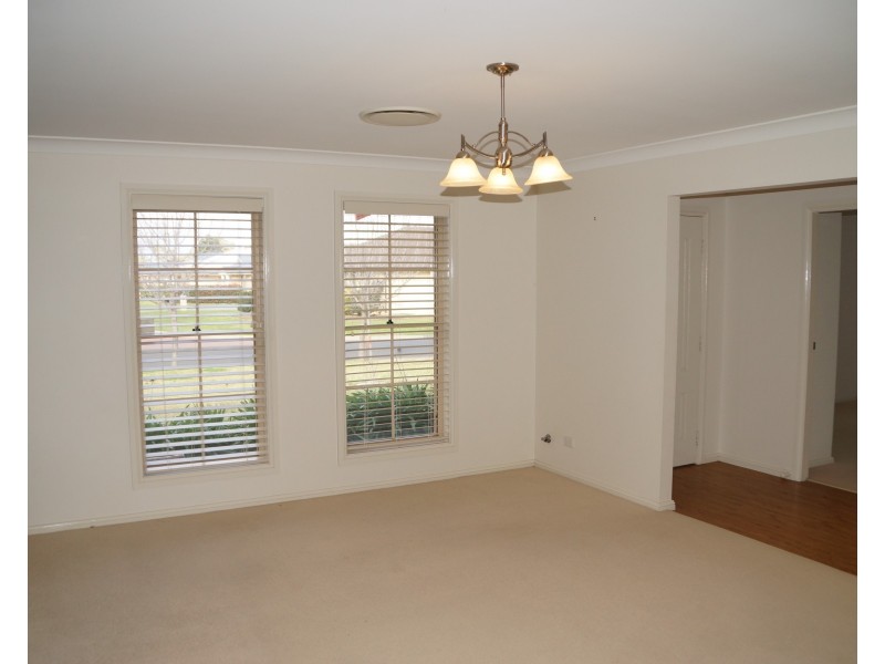 8 William Farrer Drive, Dubbo NSW 2830