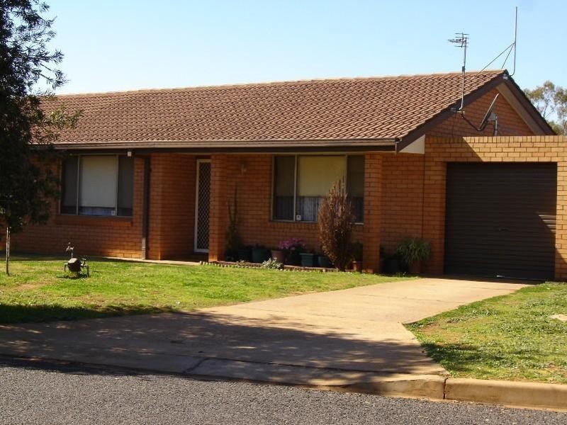 2B Greenway Place, Dubbo NSW 2830