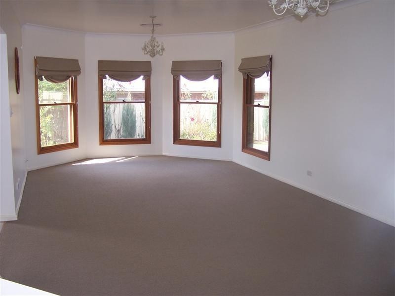 11 Lakeside Circuit, Dubbo NSW 2830