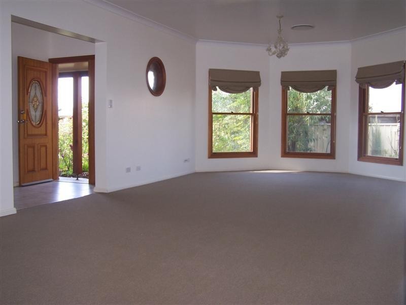 11 Lakeside Circuit, Dubbo NSW 2830