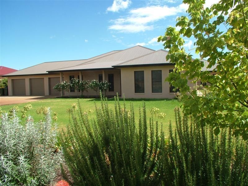 76 Hennessy Drive, Dubbo NSW 2830