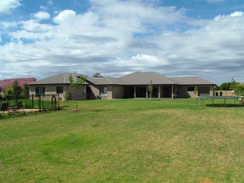 76 Hennessy Drive, Dubbo NSW 2830