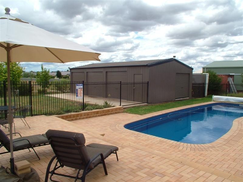 76 Hennessy Drive, Dubbo NSW 2830