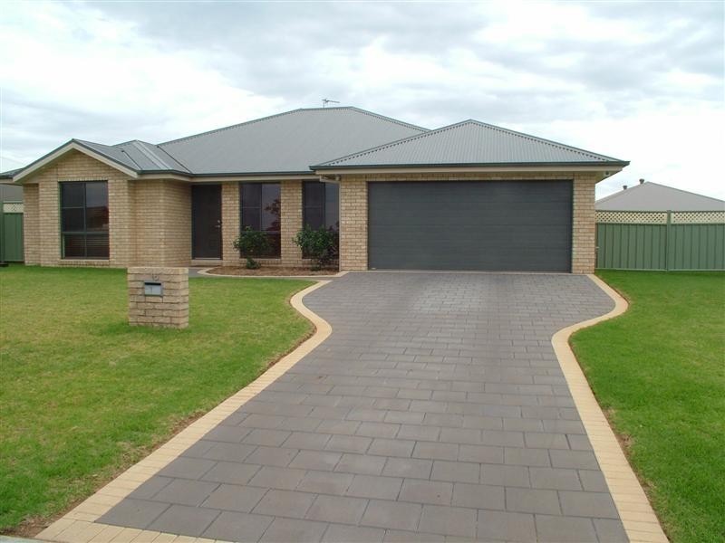 16 Holmwood Drive, Dubbo NSW 2830