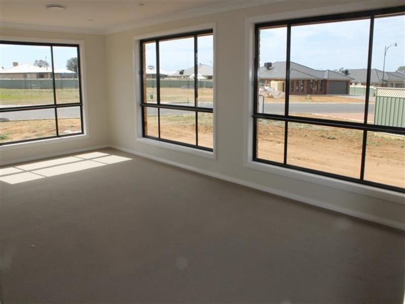 31 Holmwood Drive, Dubbo NSW 2830