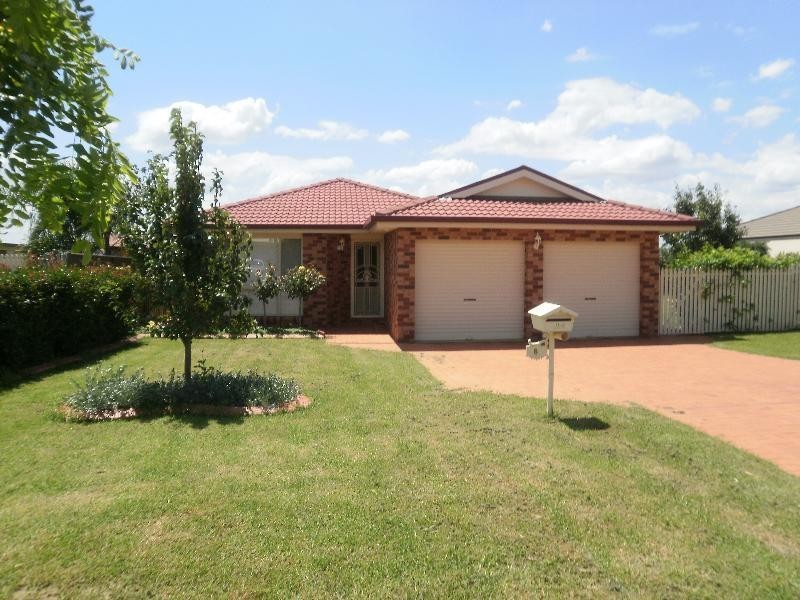 8 Ken McMullen Place, Dubbo NSW 2830