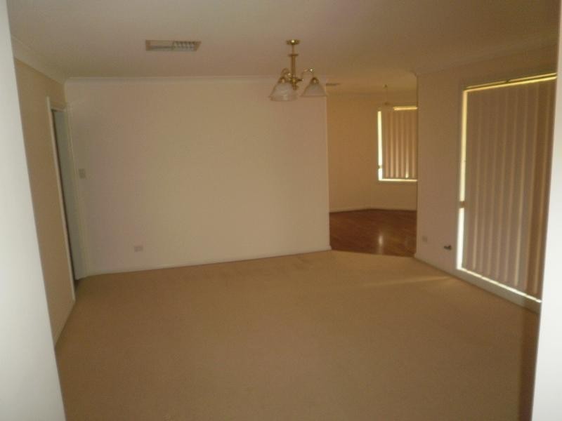 8 Ken McMullen Place, Dubbo NSW 2830