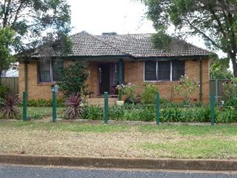 18 Lovett Avenue, Dubbo NSW 2830
