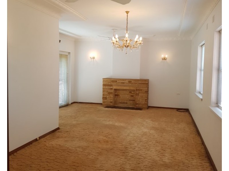 15 Robertson Crescent, Mount Lewis NSW 2190