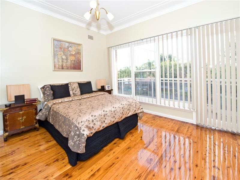 5 Pembrew Crescent, Earlwood NSW 2206