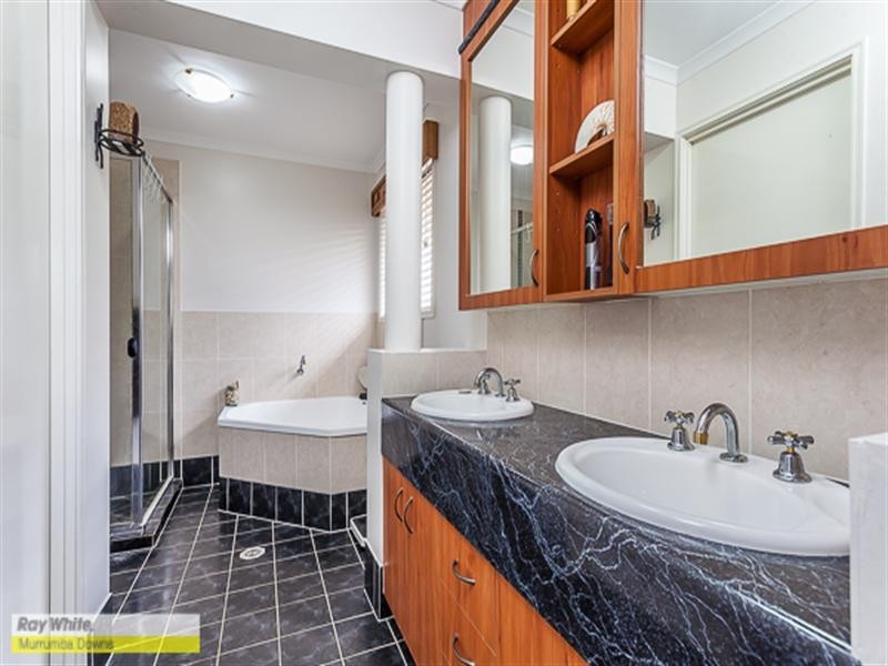 24 Hunter Cir, Petrie QLD 4502