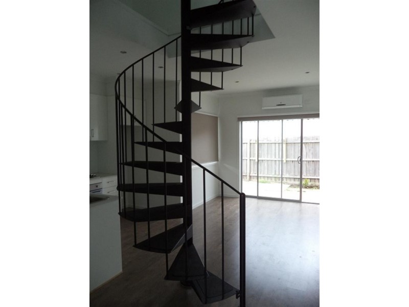 2/11 Curtin Avenue, Lalor VIC 3075