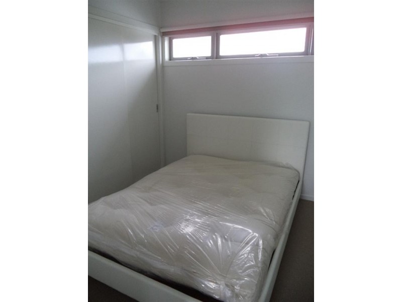 2/11 Curtin Avenue, Lalor VIC 3075