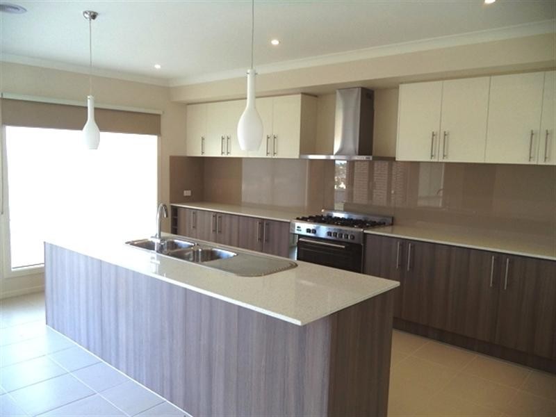 21 Lewins Rail Avenue, South Morang VIC 3752