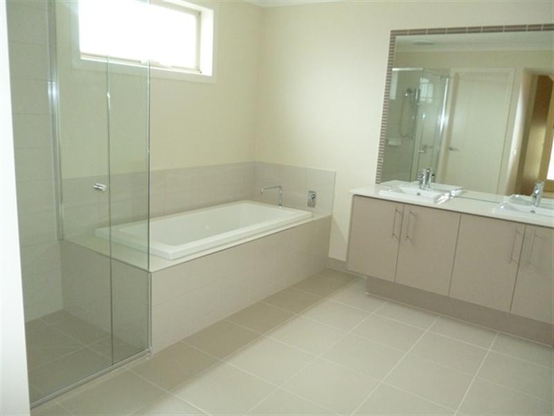 21 Lewins Rail Avenue, South Morang VIC 3752