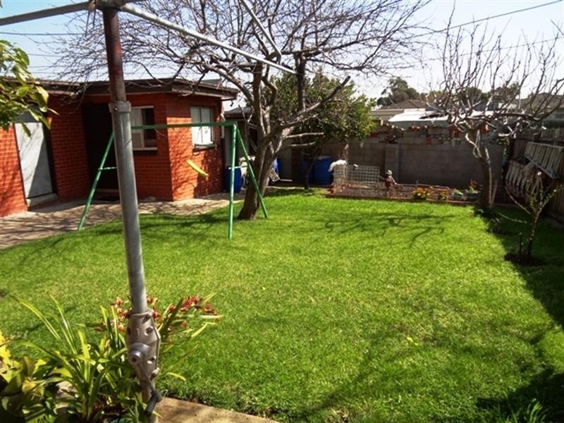 11 Kalara Close, Lalor VIC 3075